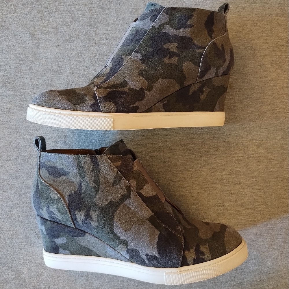 Linea Paolo Felicia Camoflauge Print Wedge Suede Sneaker Bootie Shoes 8 M